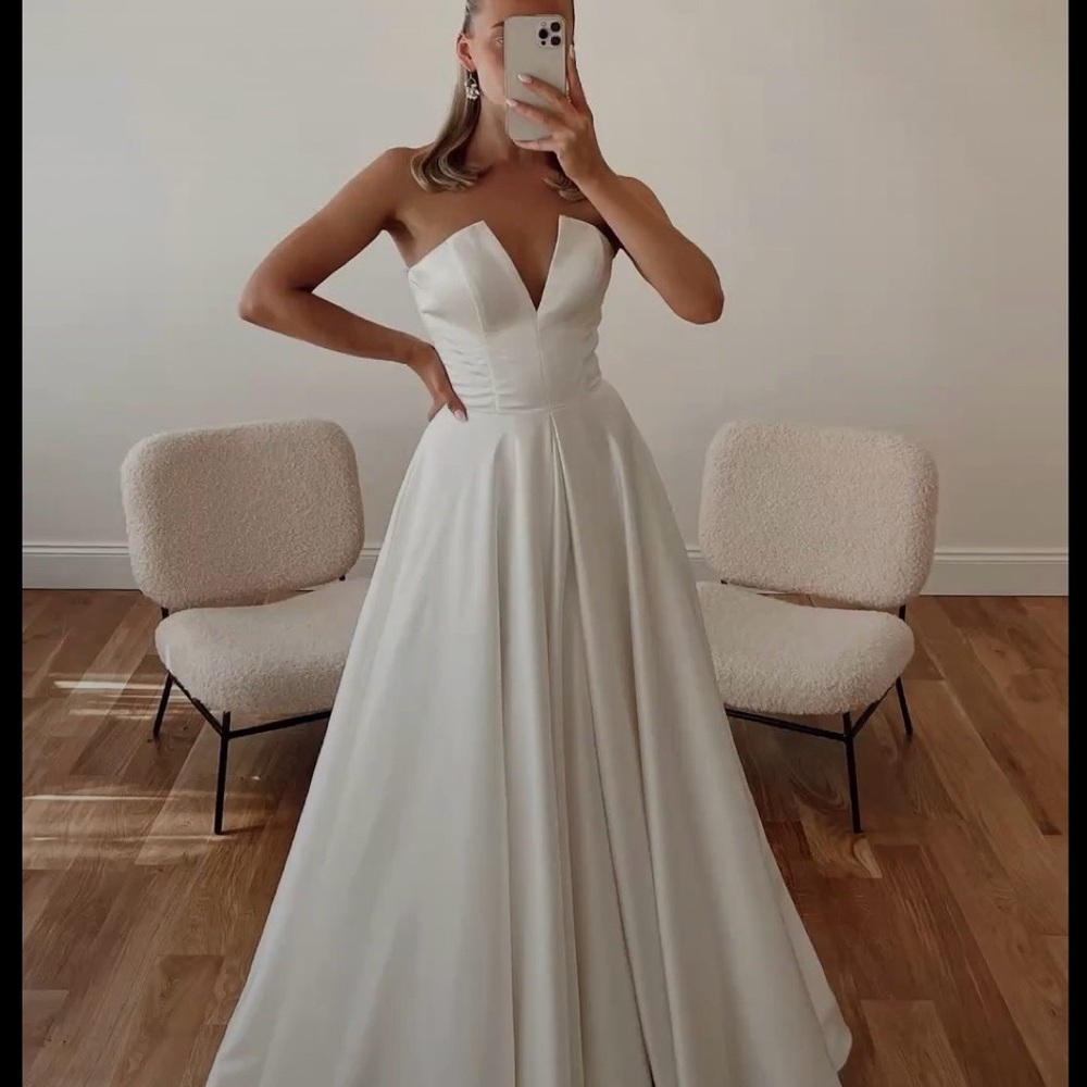 Never Used - Brand New Eva Lendel Wedding Dress Size 44